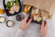 Cerrarmanossosteniendopaquetealimentos