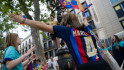 Aficionats del FC Barcelona Femení celebren amb alegria la victòria a la Lliga de Campions a l'emblemàtica Rambla de Canaletes de Barcelona