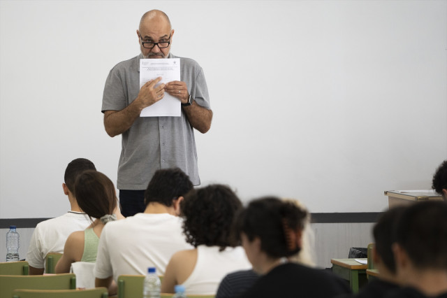 EuropaPress 5252697 profesor sujeta pila examenes antes comenzar pruebas acceso universidad