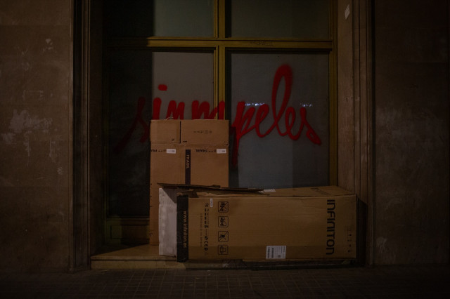 EuropaPress 3774420 cajas carton donde duermen personas hogar calle casp barcelona esquina