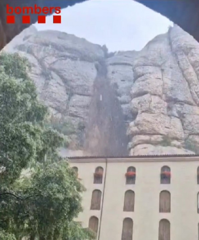 VÍDEO: Una cascada amb pedres i branques arrasa Montserrat i obliga a evacuar un hotel