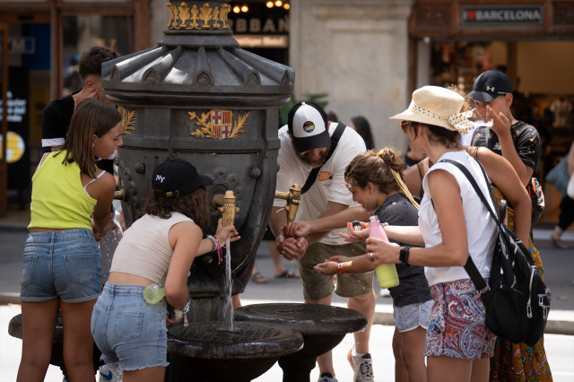 EuropaPress 5339787 varias personas refrescan rellenan botellas agua fuente canaletas 18 julio