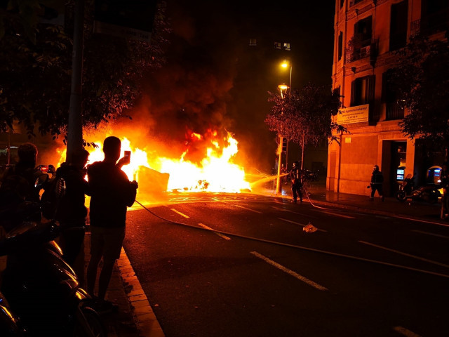 EuropaPress 2427814 hoguera protestas sentencia 1 o barcelona zona delegacion gobierno