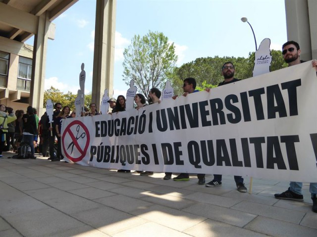 Un centenar de professors de la UAB reclamen millores laborals en una vaga