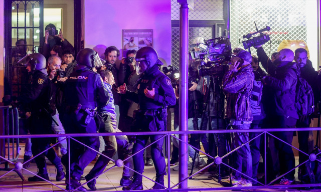 EuropaPress 5559313 policia reduce hombre concentracion contra amnistia frente sede psoe calle