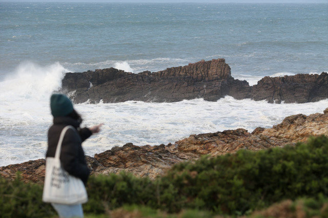 EuropaPress 5555165 varias personas observan mar embravecido costa ribadeo noviembre 2023
