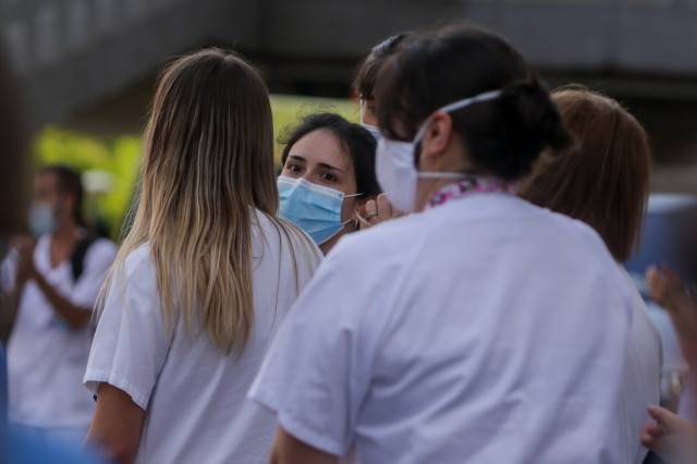EuropaPress 3167188 personal sanitario hospital clinico san carlos comunidad madrid aplaude