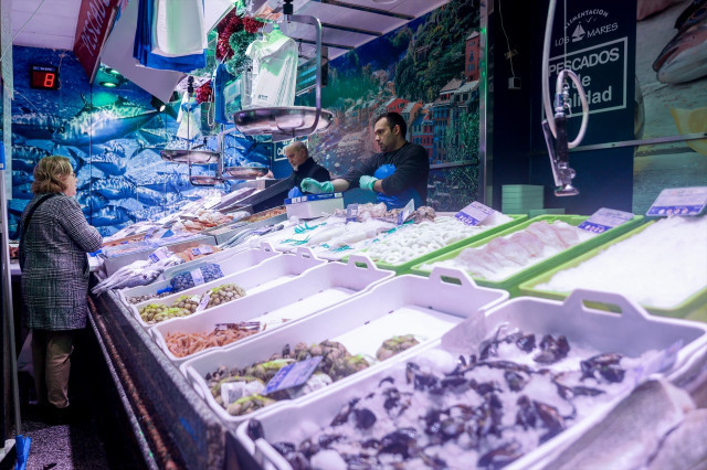 EuropaPress 4887970 mujer realiza ultimas compras pescado marisco tienda comestibles mares