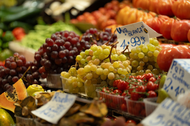 EuropaPress 5637167 detalle productos tipicos fechas uvas mercado boqueria 14 diciembre 2023