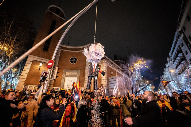 EuropaPress 5661782 decenas personas celebran entrada ano nuevo calle ferraz enero 2024 madrid