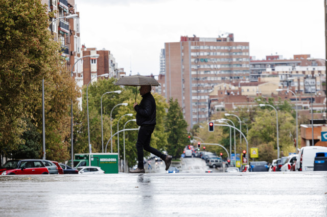 EuropaPress 5549428 hombre protege lluvia paraguas noviembre 2023 madrid espana agencia estatal