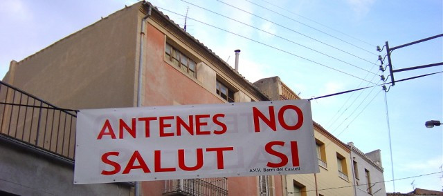 Associacions de veïns exigeixen mesures contra la contaminació electromagnètica