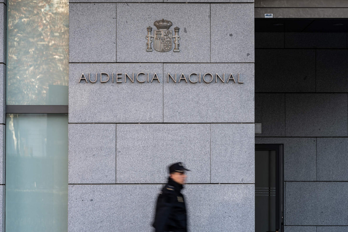 Europapress 5674051 agente policia nacional camina frente audiencia nacional enero 2024 madrid 1600 1067