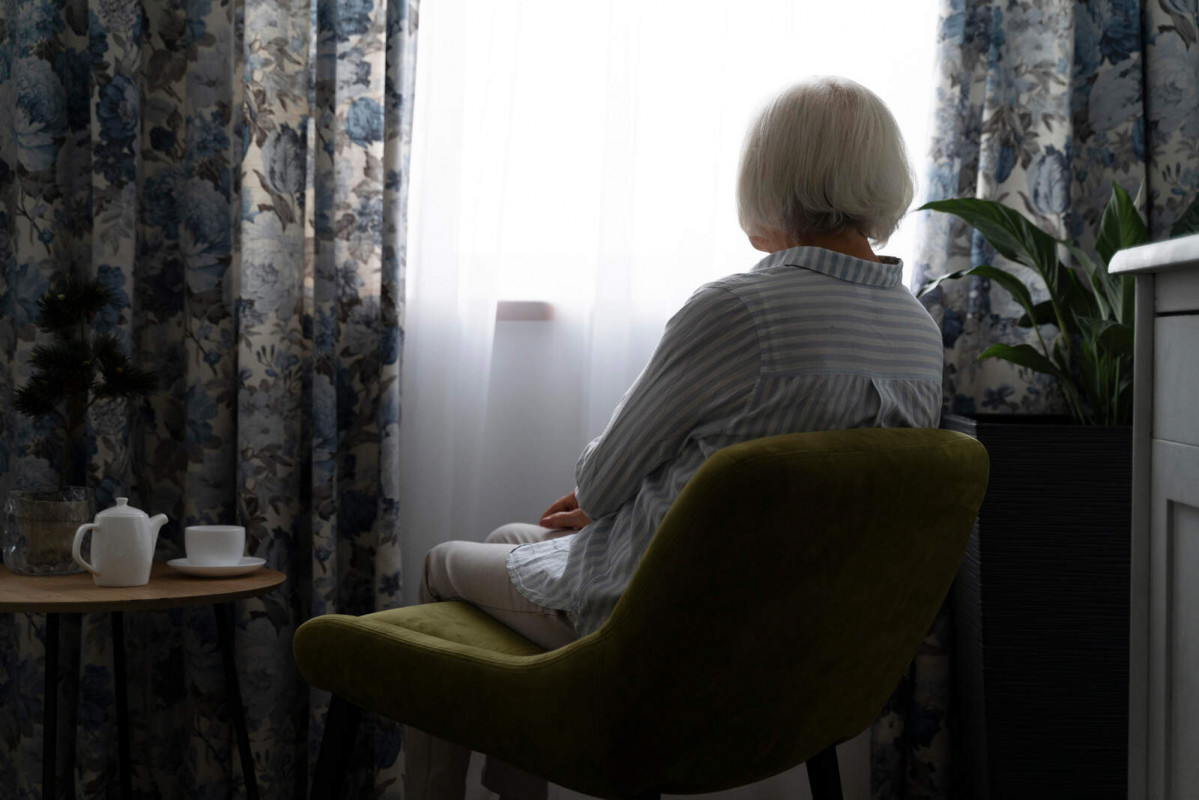 Old woman confronting alzheimer disease 1600 1067