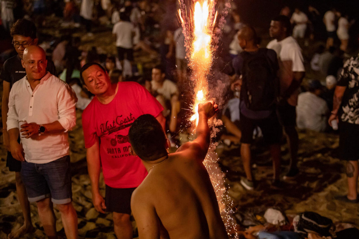 Europapress 5292671 persona detona petardo playa barceloneta noche san juan 23 junio 2023 1600 1067