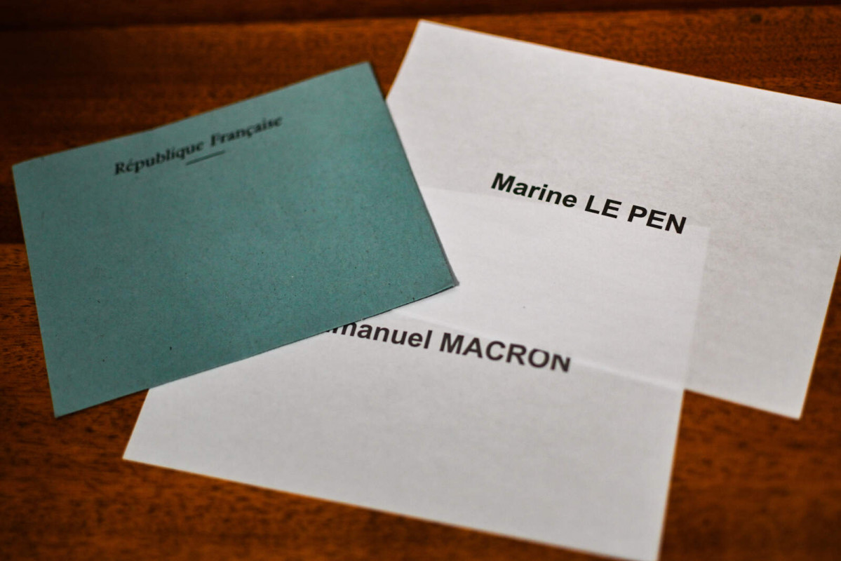 Europapress 4402273 24 april 2022 france paris ballot papers for emmanuel macron and marine le 1600 1067