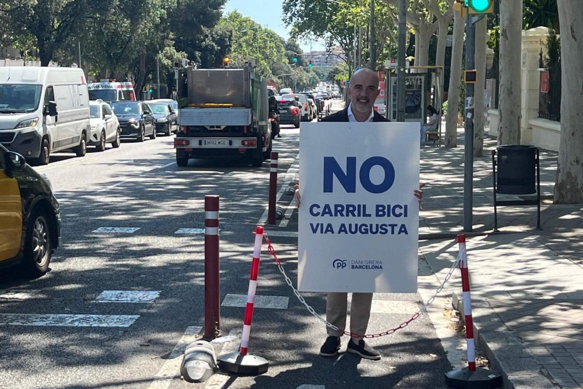 Europapress 6009806 sirera sostiene cartel contra carril bici via augusta barcelona 1600 1067