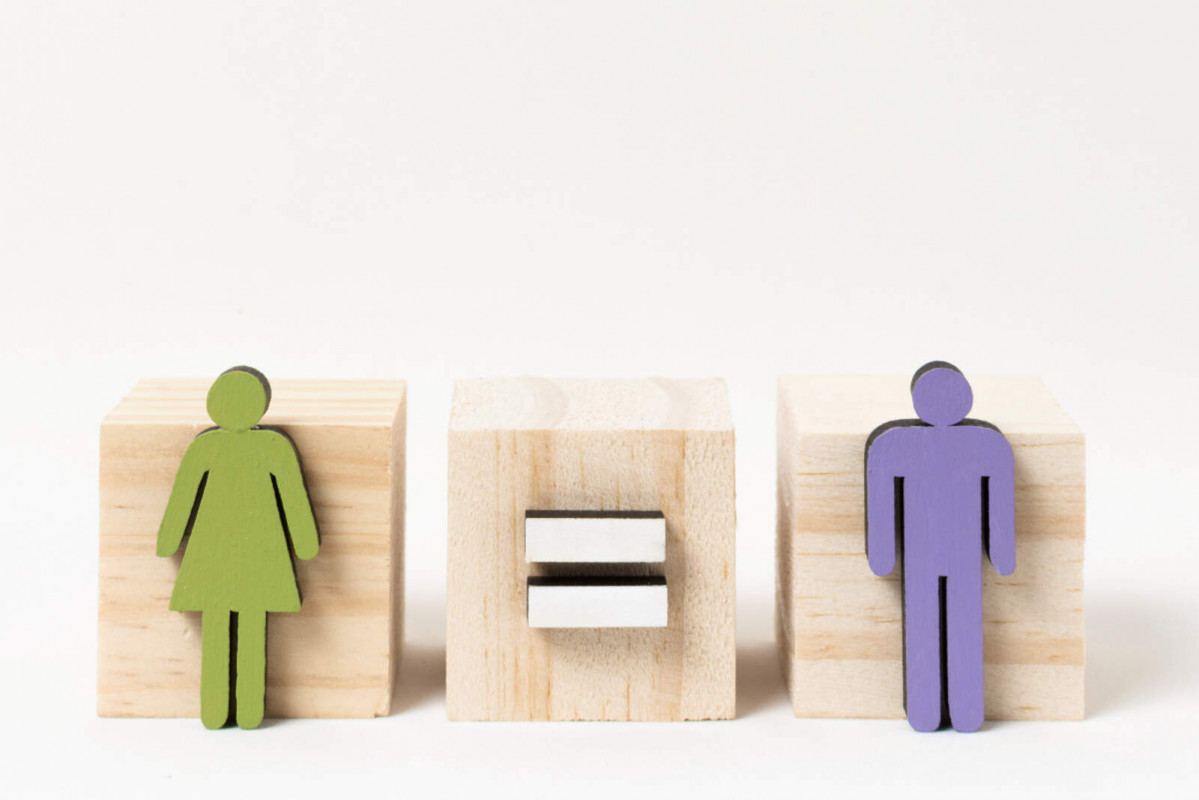 Man woman standing wooden blocks copy space 1600 1067