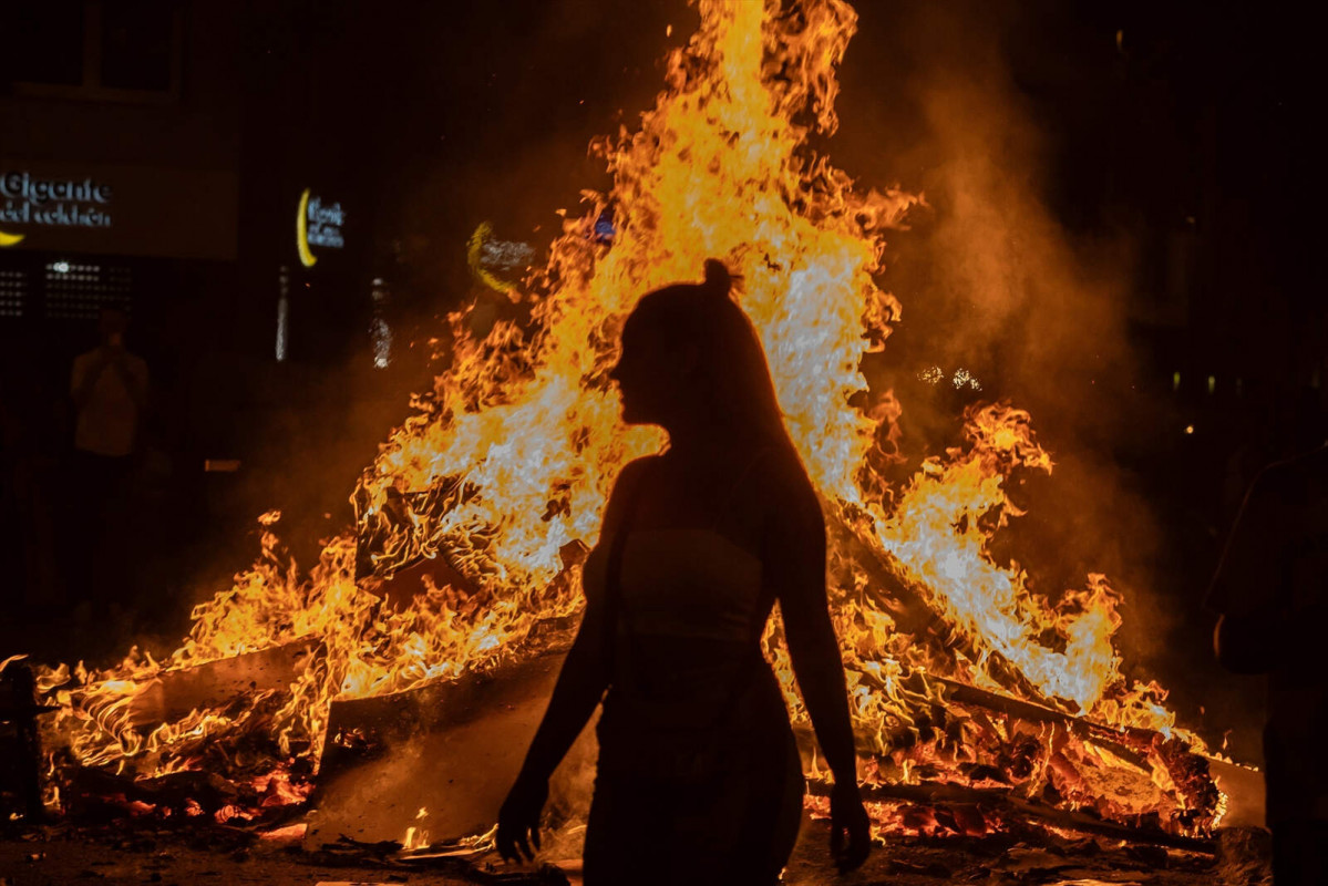 Europapress 5292503 mujer pasa delante hoguera barrio sant antoni noche san juan 23 junio 2023 1600 1067