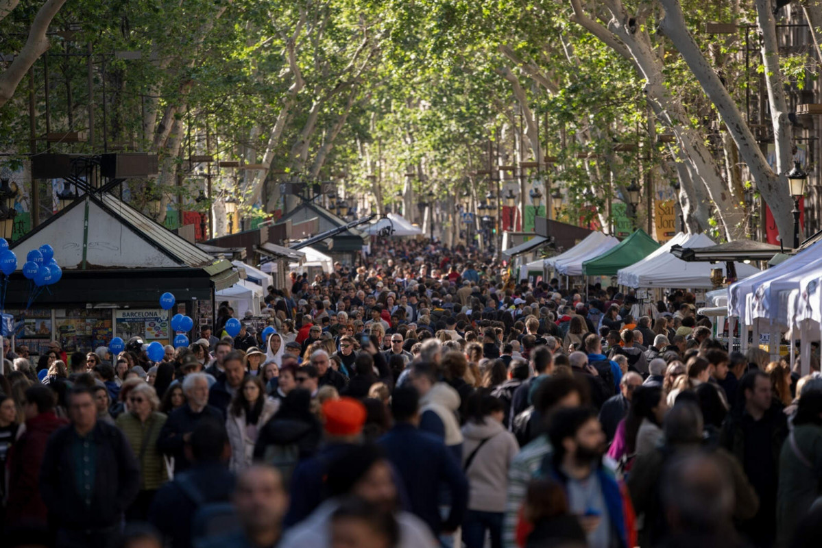 Europapress 5910715 decenas personas rambla dia sant jordi 2024 23 abril 2024 barcelona 1600 1067