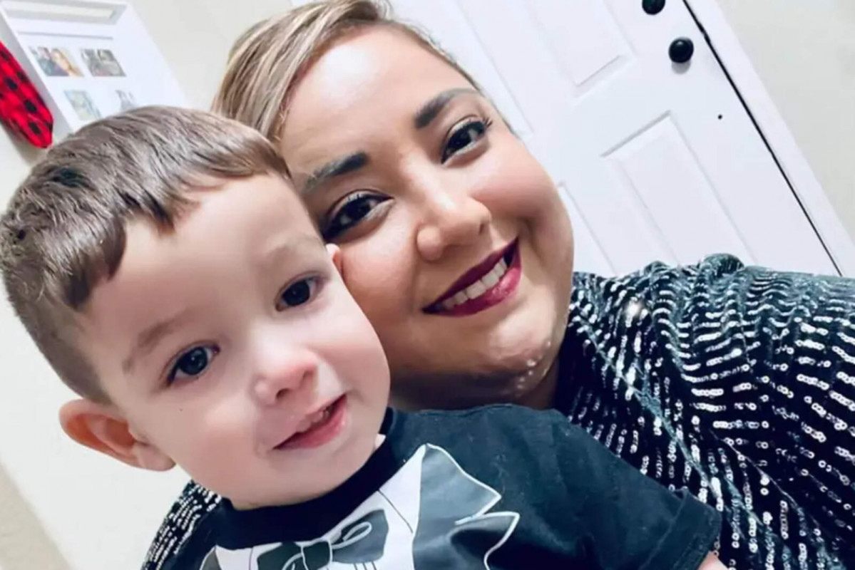 La madre con su hijo asesinado 1600 1067
