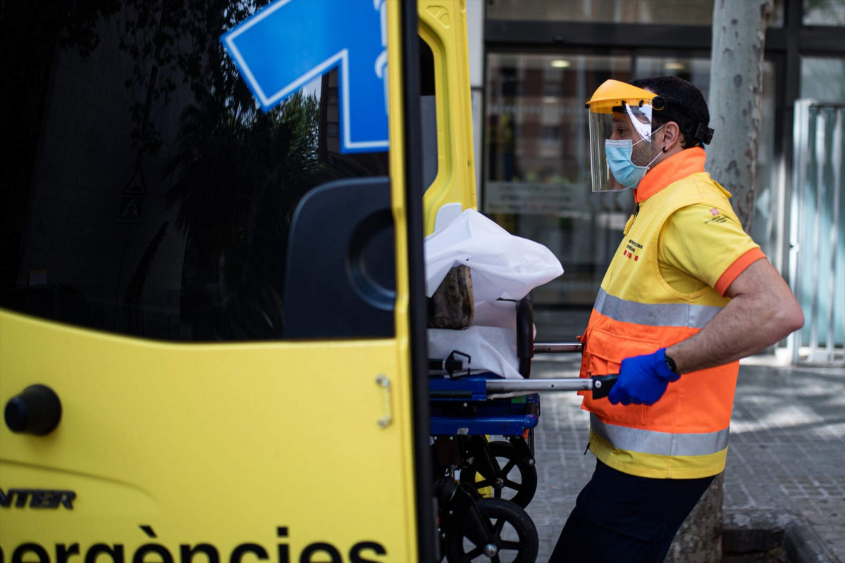 Europapress 2847101 tecnico sistema emergencias medicas sem generalitat cataluna mete camilla 1600 1067