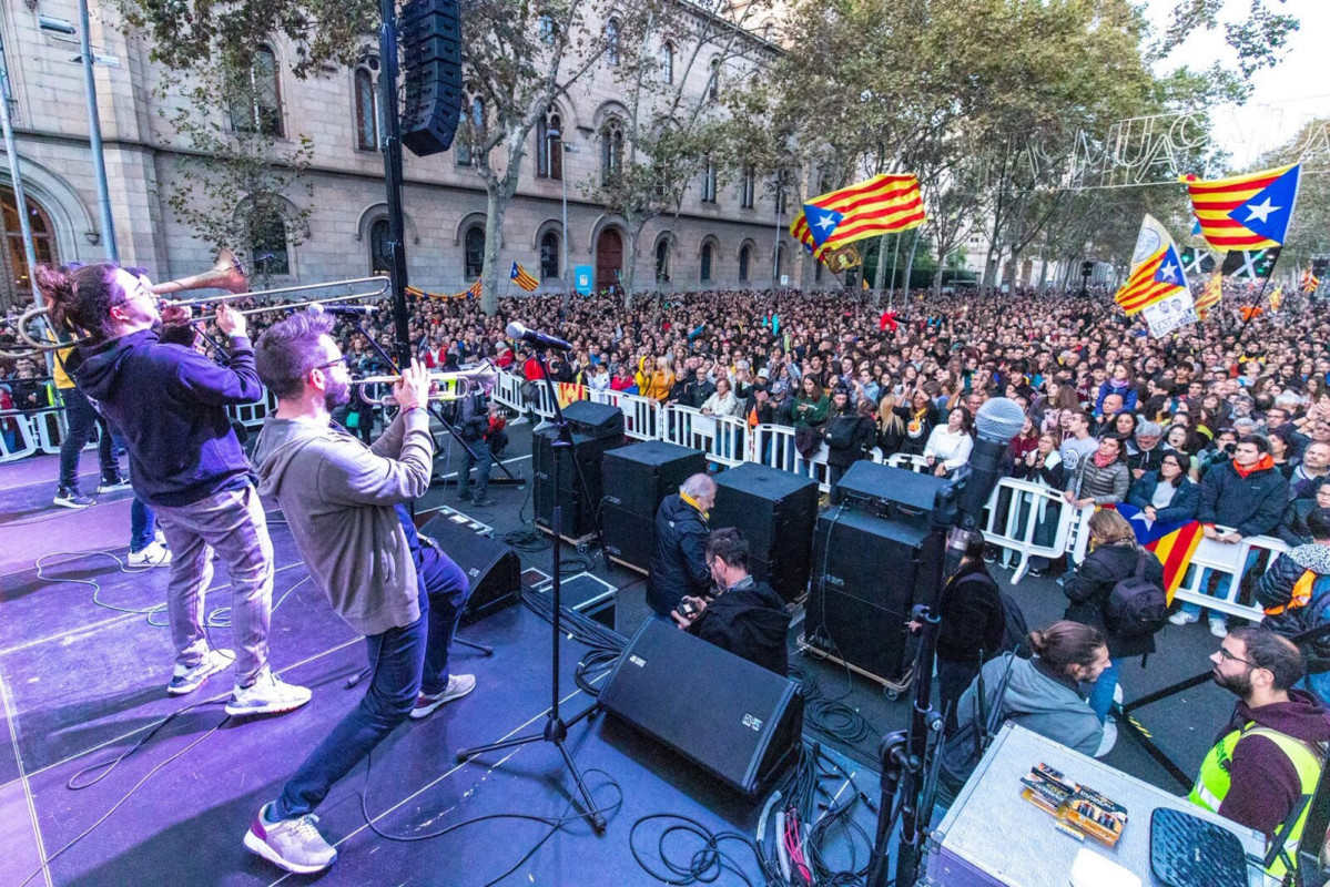 Europapress 2477102 convocatoria tsunami democratic plaza universidad barcelona noviembre 2019 1600 1067