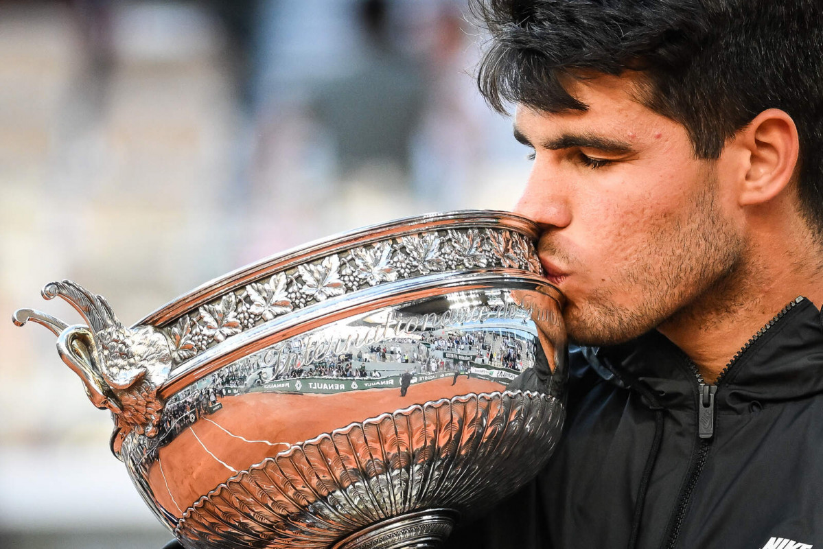 Europapress 6020961 carlos alcaraz of spain celebrates his victory with the trophy during the 1600 1067