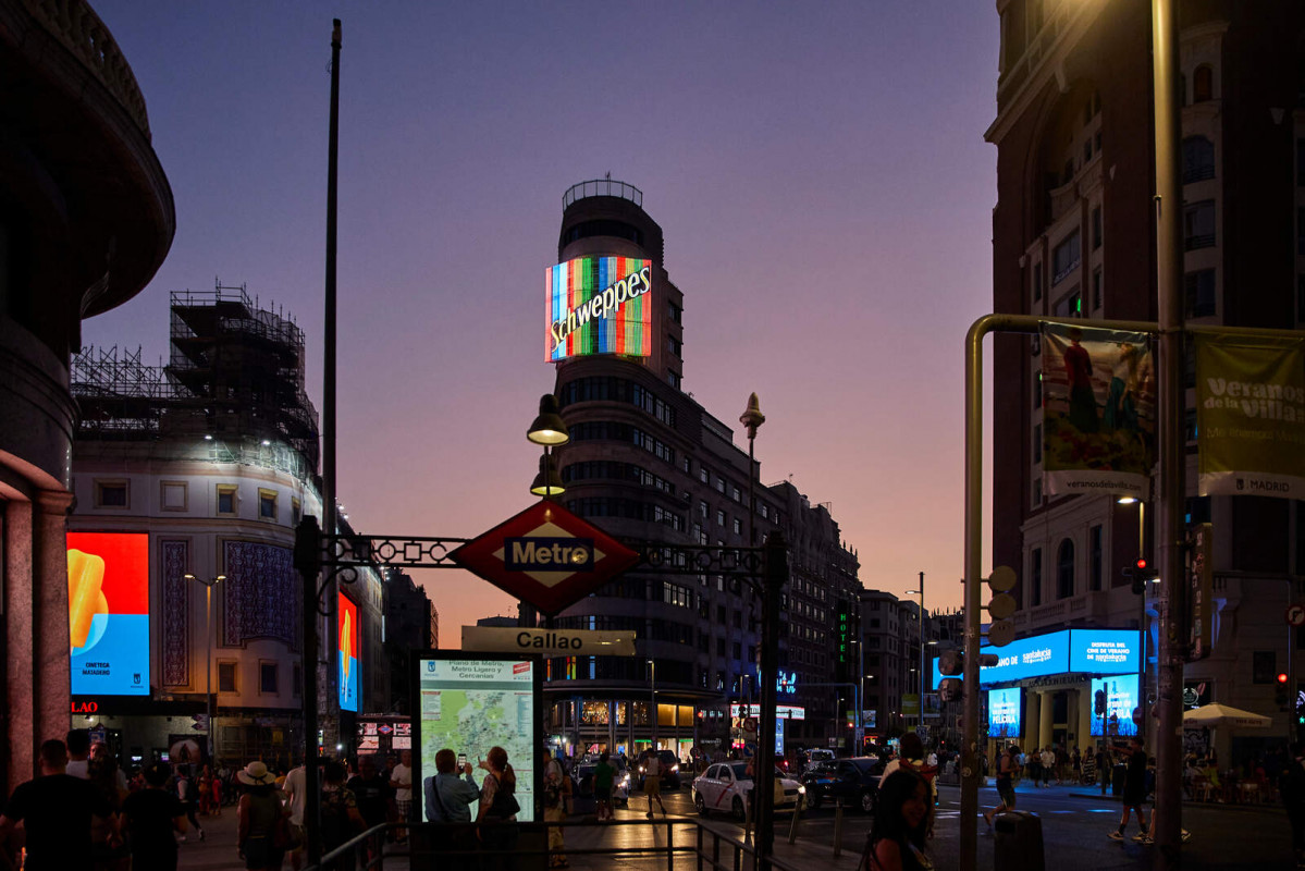 Europapress 4615810 neon schweppes iluminado numero 41 gran via dia cumple 50 anos historia 1600 1067