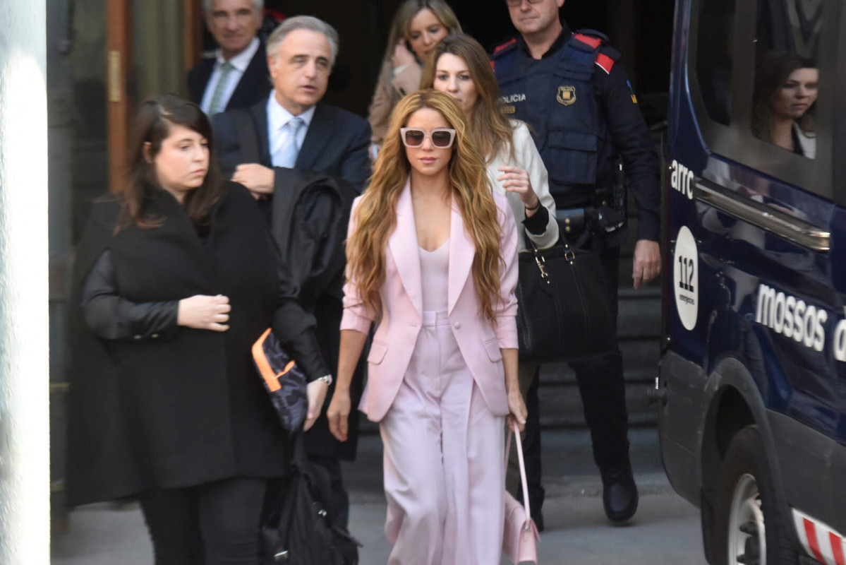 Europapress 5588042 cantante shakira junto abogados pau molins miriam company salida audiencia 1600 1067