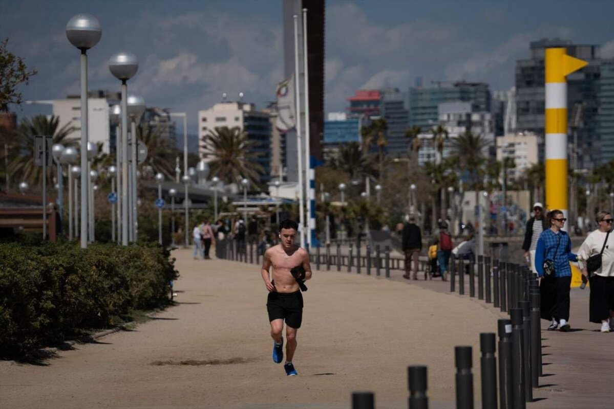 Europapress 5889956 hombre corre barcelona temperaturas altas abril propias junio 1600 1067