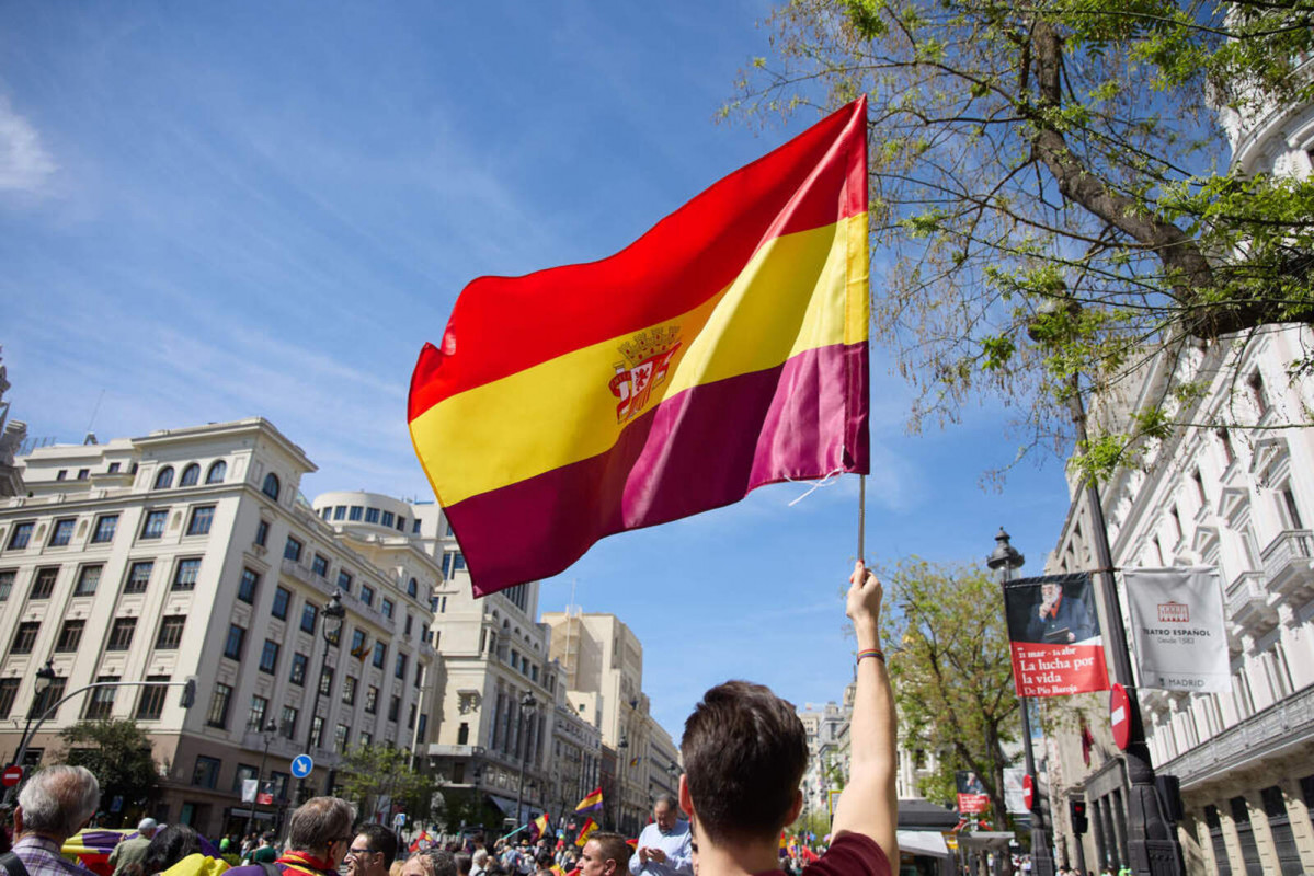 Europapress 5887692 manifestante sujeta bandera republicana protesta tercera republica 14 abril 1600 1067