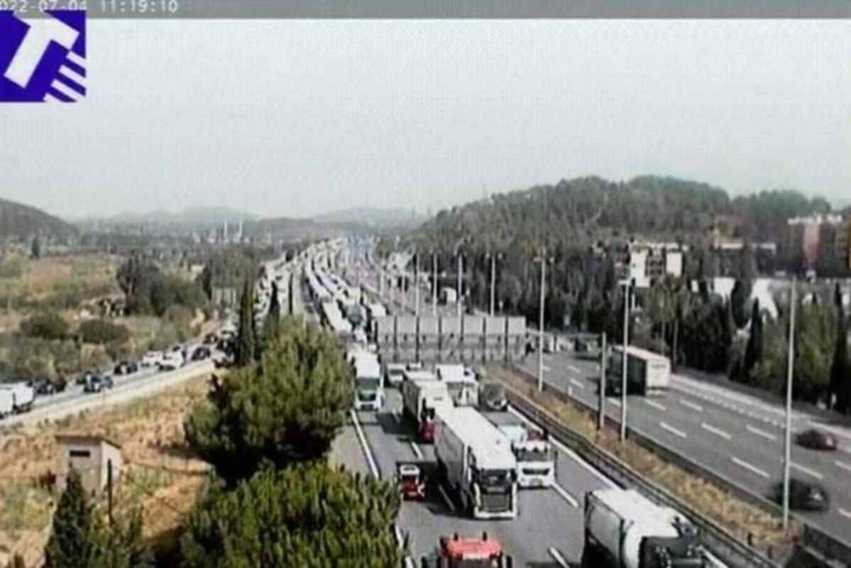 Europapress 4554318 via b 23 sufre seis kilometros cola molins rei barcelona accidente dos 1600 1067