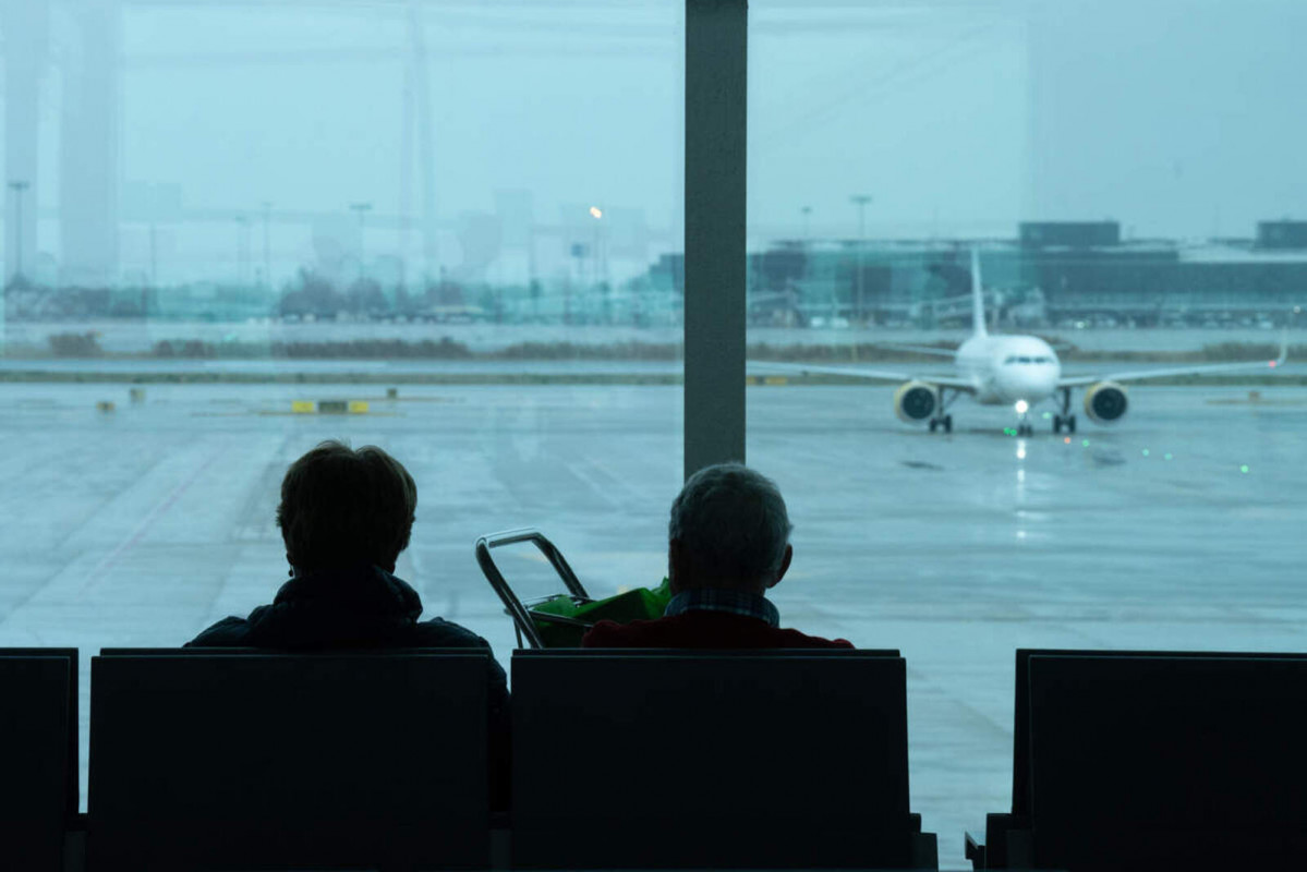 Europapress 5700607 dos personas esperan sentadas frente avion aparcado pista aeropuerto prat 1600 1067