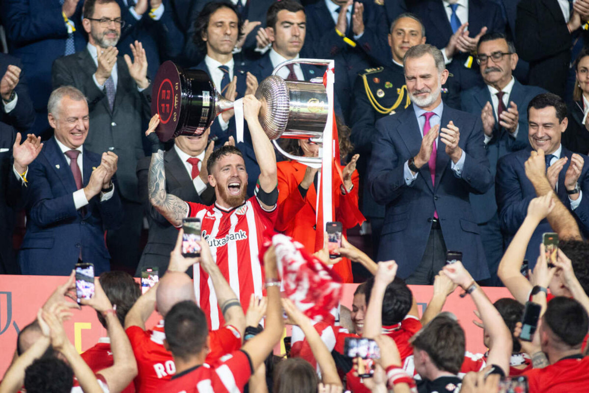 Europapress 5871014 iker muniain of athletic club celebrates with the trophy next to felipe vi 1600 1067