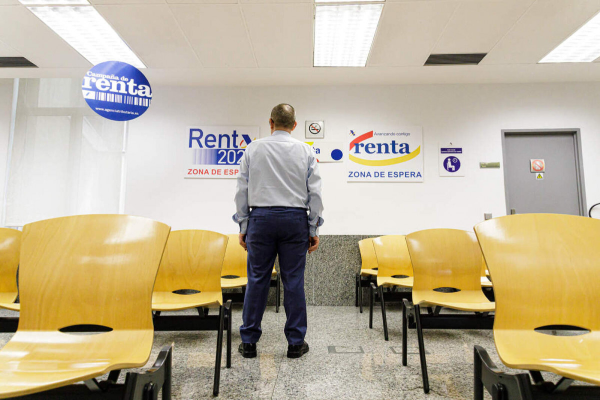 Europapress 5240287 hombre espera turno agencia tributaria presentar declaracion renta 1600 1067