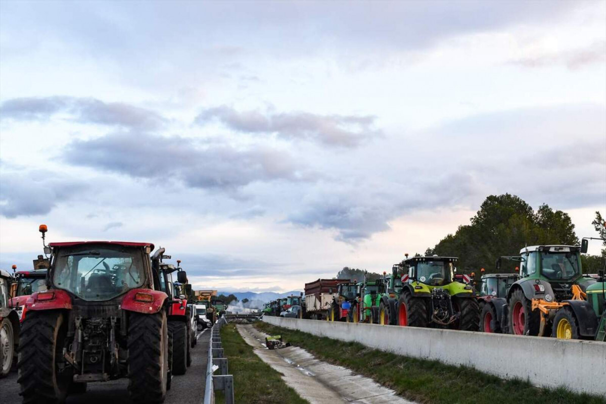 Europapress 5785416 agricultores tractores cortan ap 7 altura pontos 27 febrero 2024 pontos 1600 1067