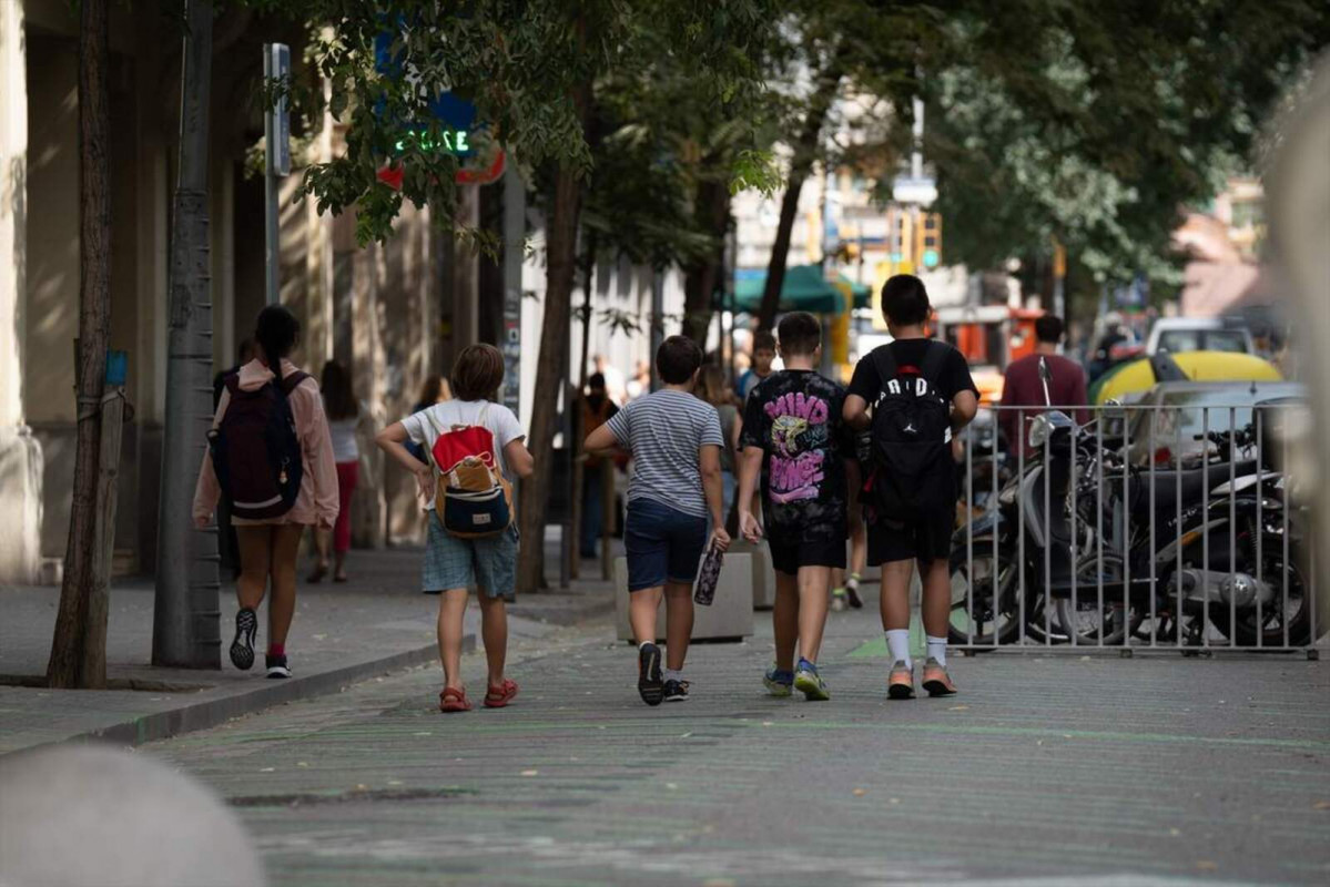 Europapress 4701357 varios ninos caminan salida colegio pia balmes nueva normativa govern 2 1600 1067