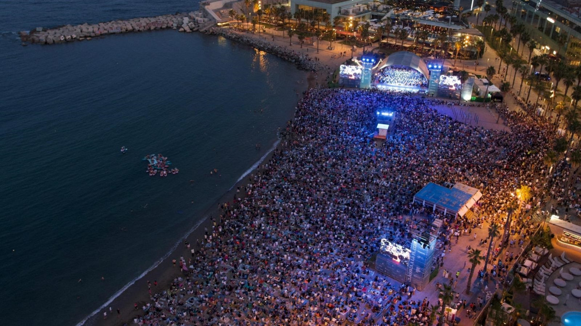 EuropaPress 6086414 30000 personas asisten concierto dirigido dudamel playa barcelona (1)
