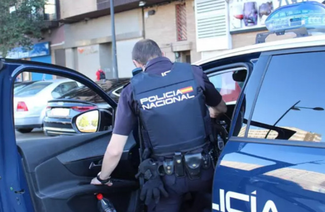 Detingut un home per amenaçar un company de feina amb un ganivet