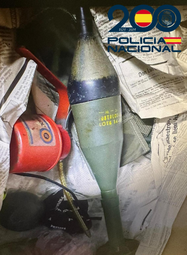 Una veïna de Burgos troba una granada quan buscava entre la roba al traster