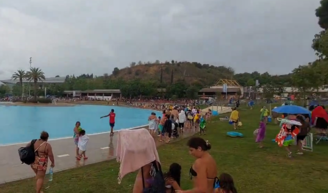 VÍDEO | Crits a una piscina de Sabadell mentre és evacuada per la forta tempesta