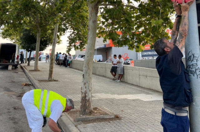 El motiu pel qual Badalona prohibeix aparcar a prop d'un comerç del barri de Montigalà