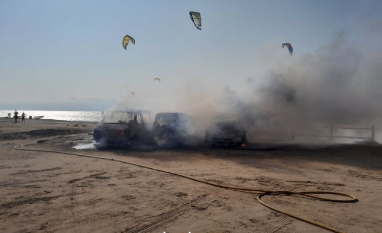 Cremen tres vehicles a la platja del Trabucador del Delta de l'Ebre