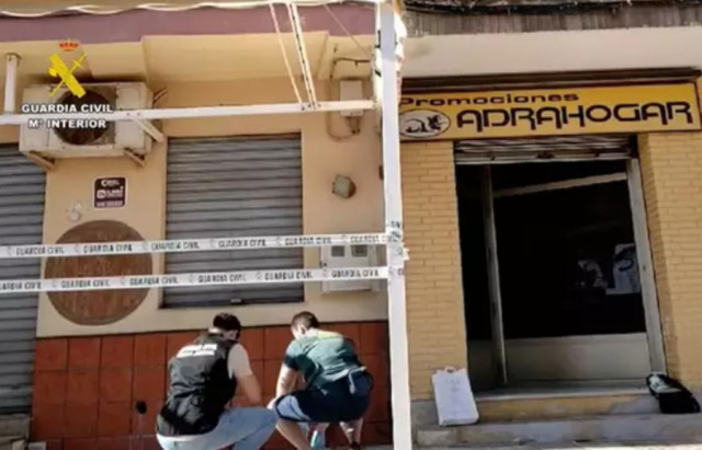 Detinguts dos menors per calar foc a un sense sostre que dormia a Adra (Almeria)