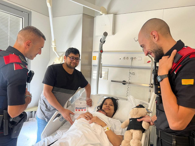 Una dona pareix dins un taxi a Barcelona