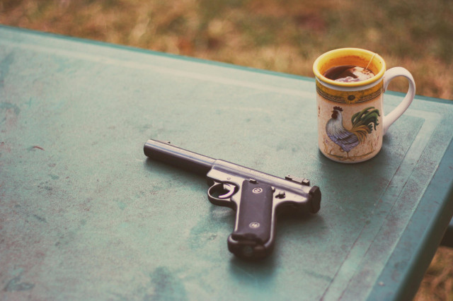 Un nen de 5 anys es dispara al cap després de trobar una arma al dormitori dels seus pares