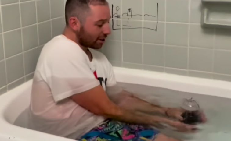 El tutorial més inesperat: un home captura un pet en un got i es torna viral a les xarxes