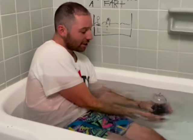 El tutorial més inesperat: un home captura un pet en un got i es torna viral a les xarxes