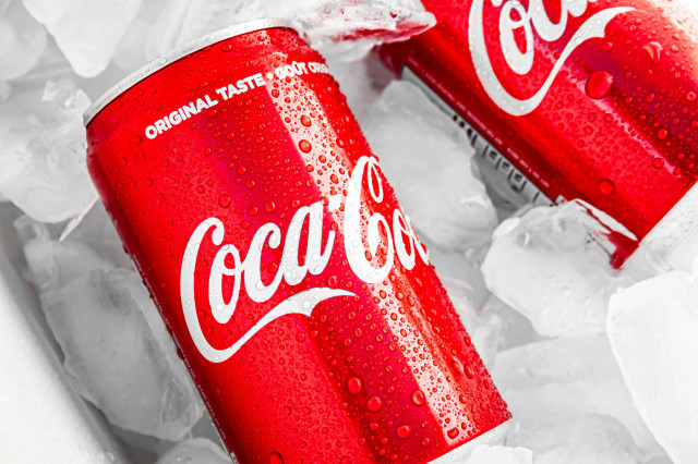 Un marit va enverinar les Coca-Coles de la seva dona en un intent de matar-la i casar-se amb la filla
